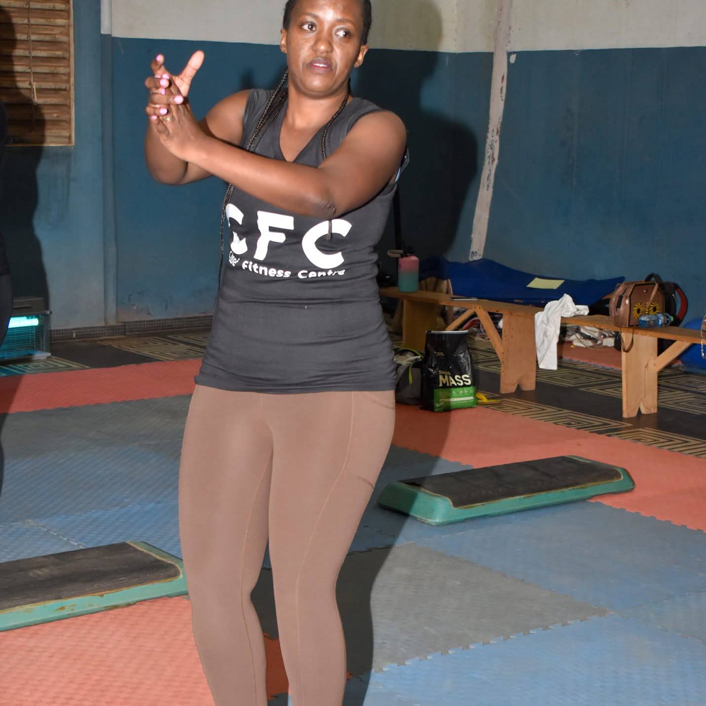 Séance d'entraînement au Centre Fitness chez Cissé, Cissin