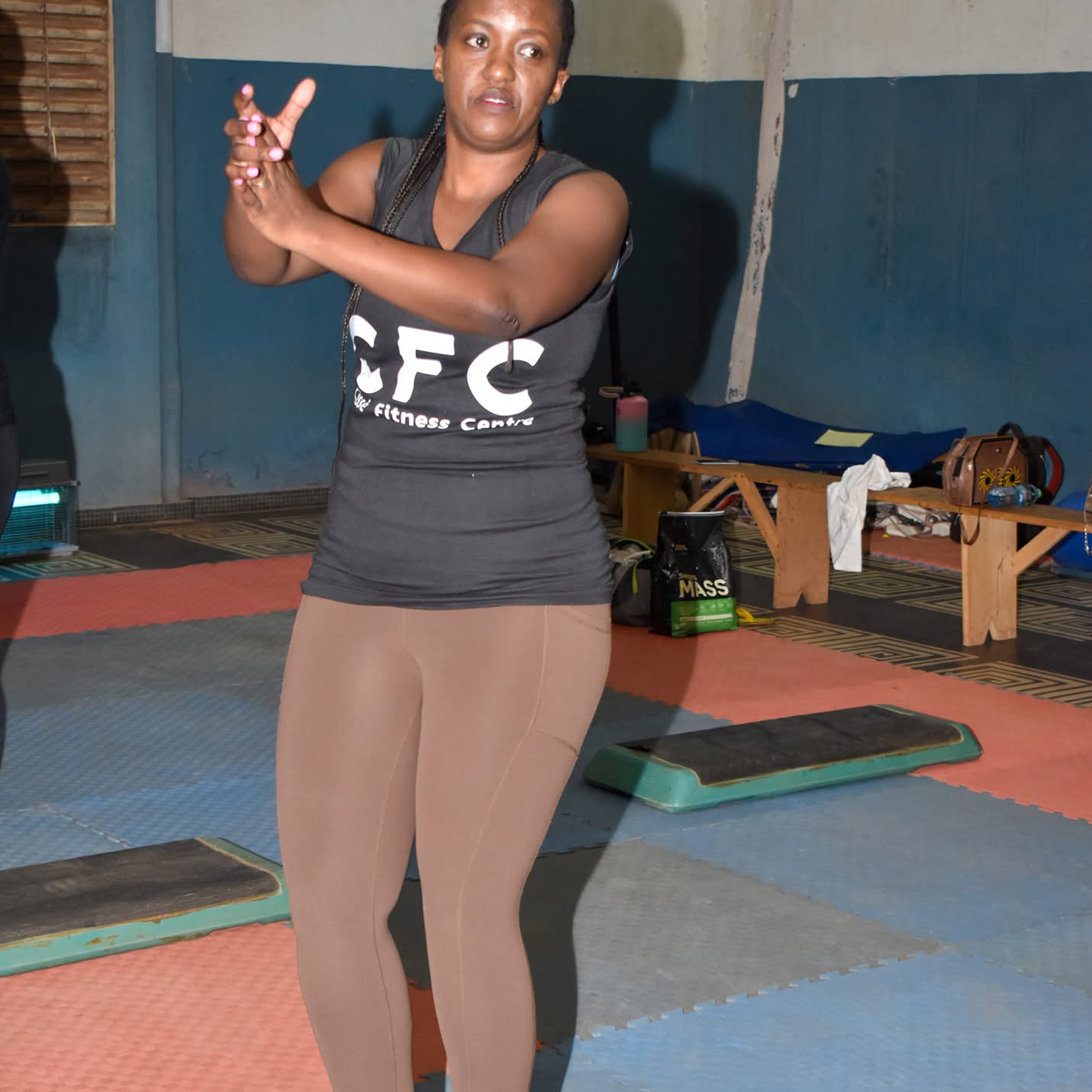 Séance d'entraînement au Centre Fitness chez Cissé, Cissin