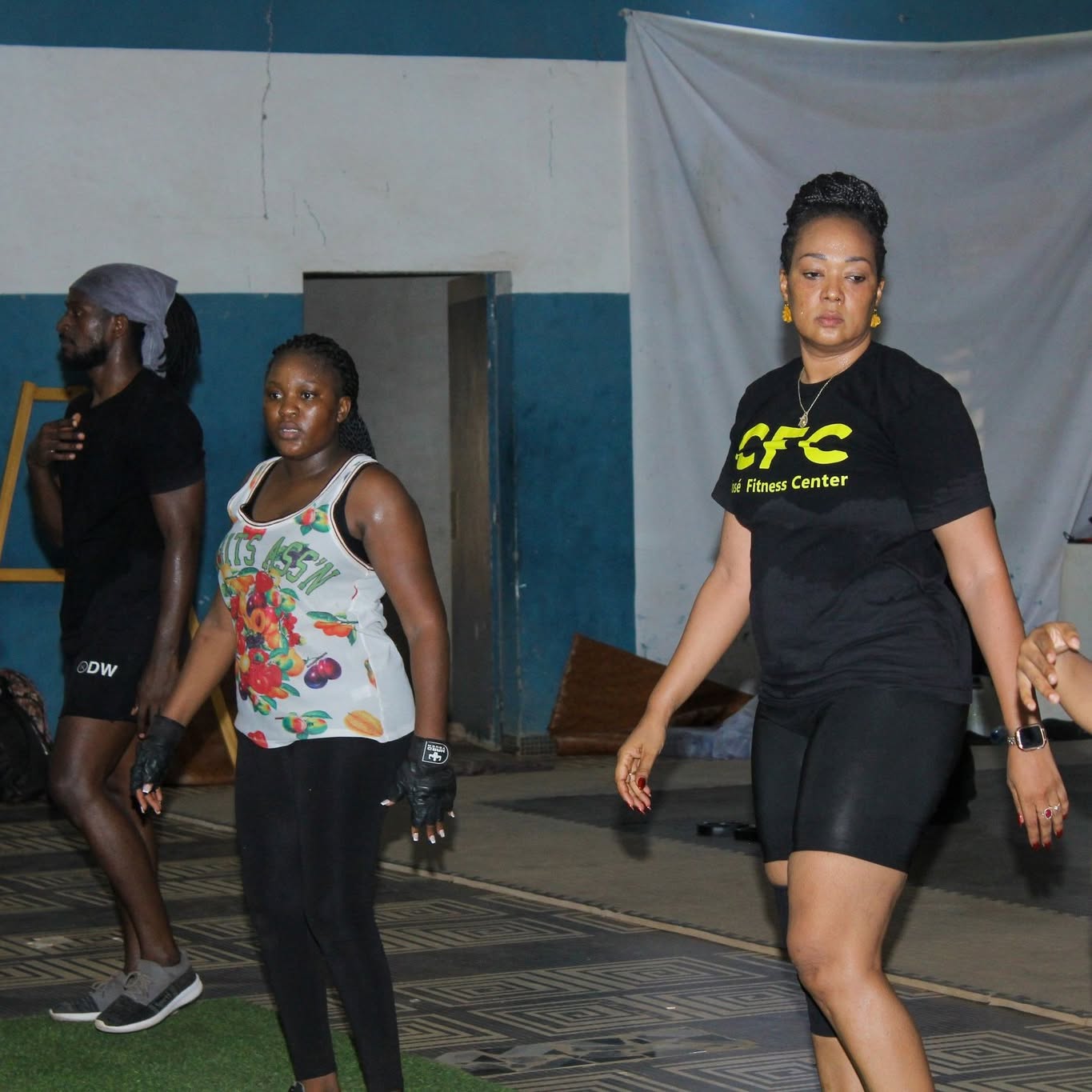 Séance d'entraînement au Centre Fitness chez Cissé, Cissin