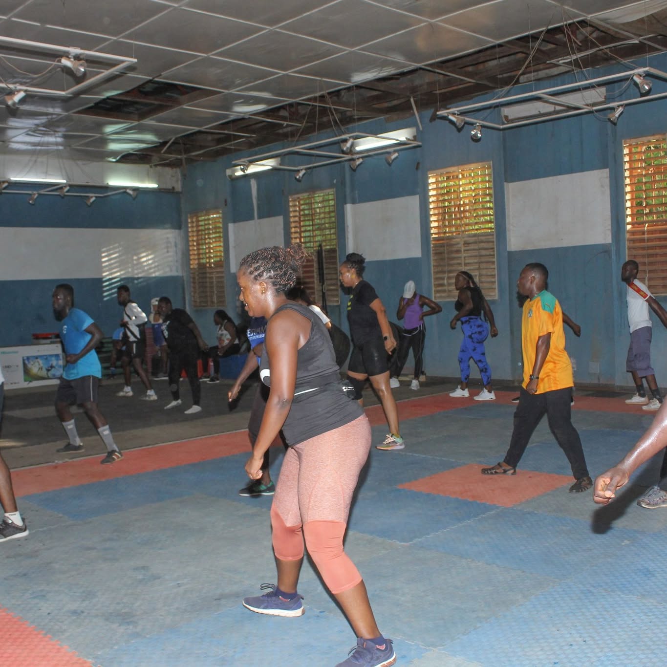 Cours collectif au Lycée Bogodogo, Centre Fitness chez Cissé