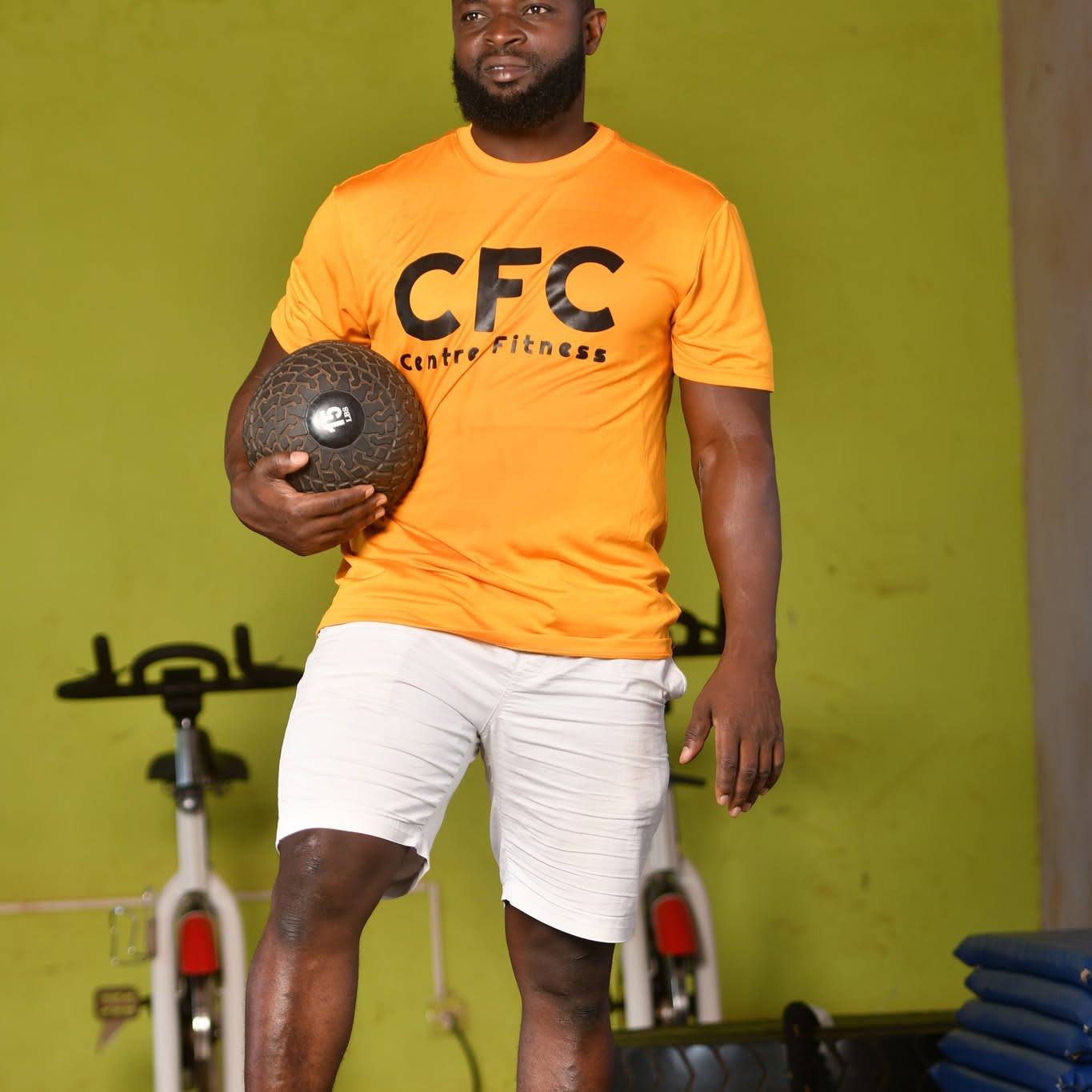 Séance d'entraînement au Centre Fitness chez Cissé, Cissin