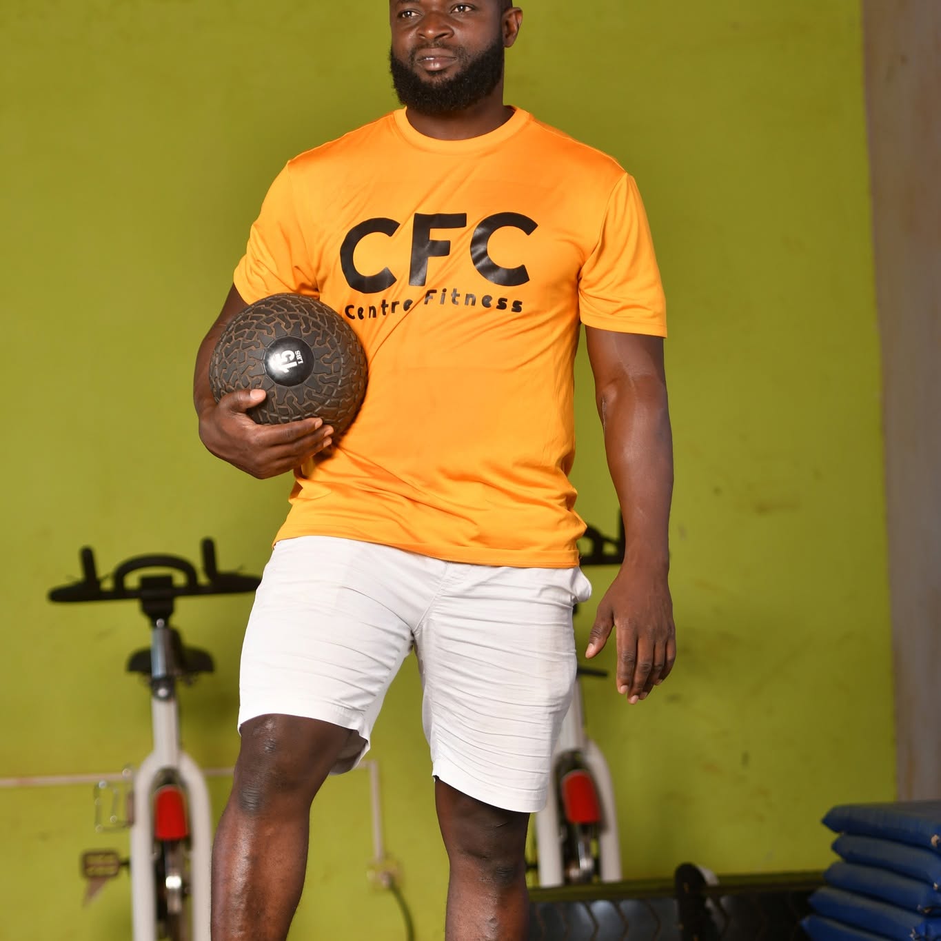 Séance d'entraînement au Centre Fitness chez Cissé, Cissin