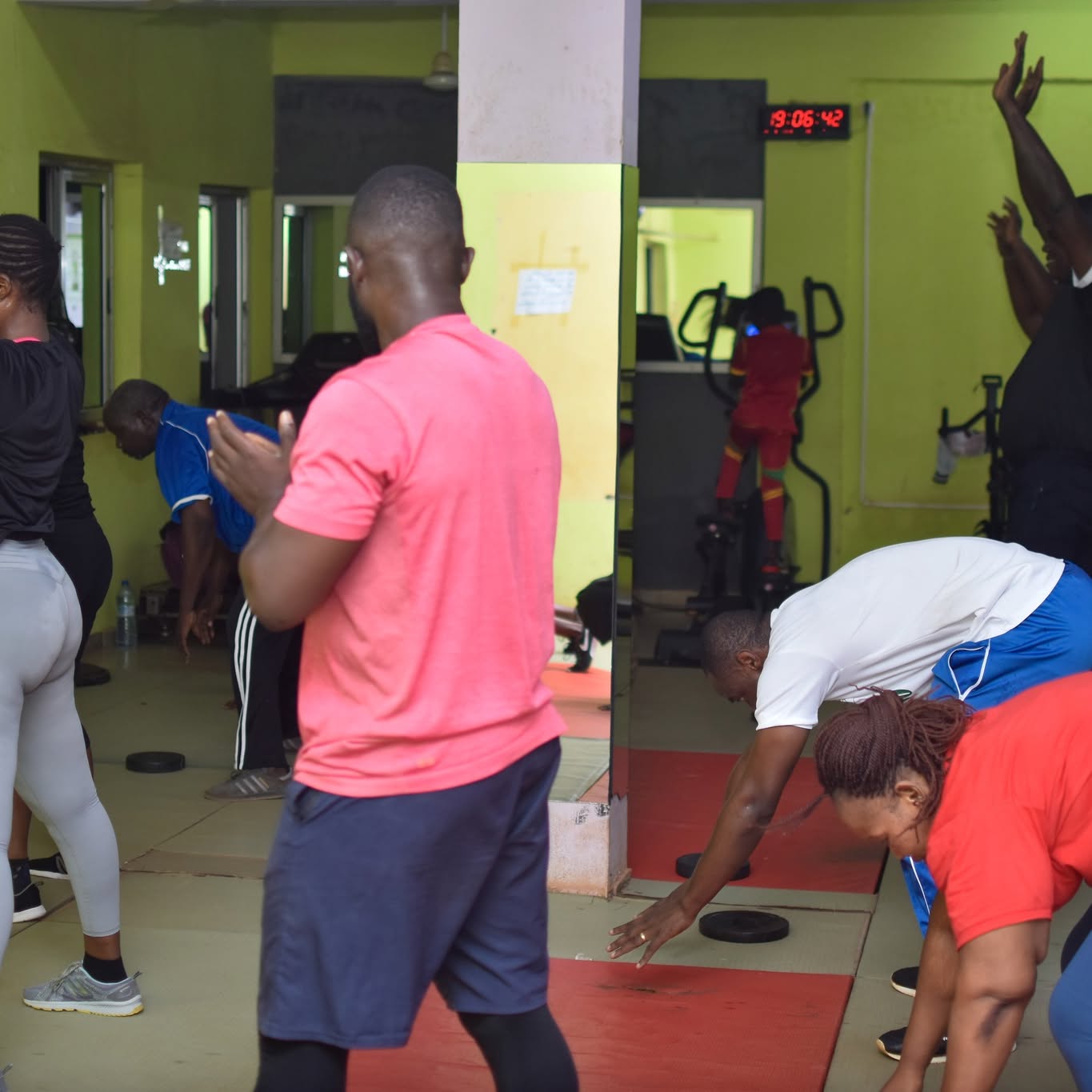 Séance d'entraînement au Centre Fitness chez Cissé, Cissin