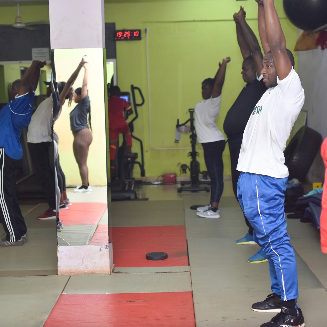 Séance d'entraînement au Centre Fitness chez Cissé, Cissin