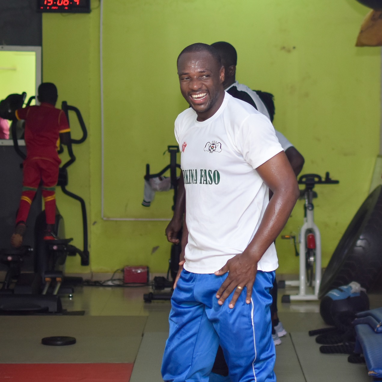 Séance d'entraînement au Centre Fitness chez Cissé, Cissin