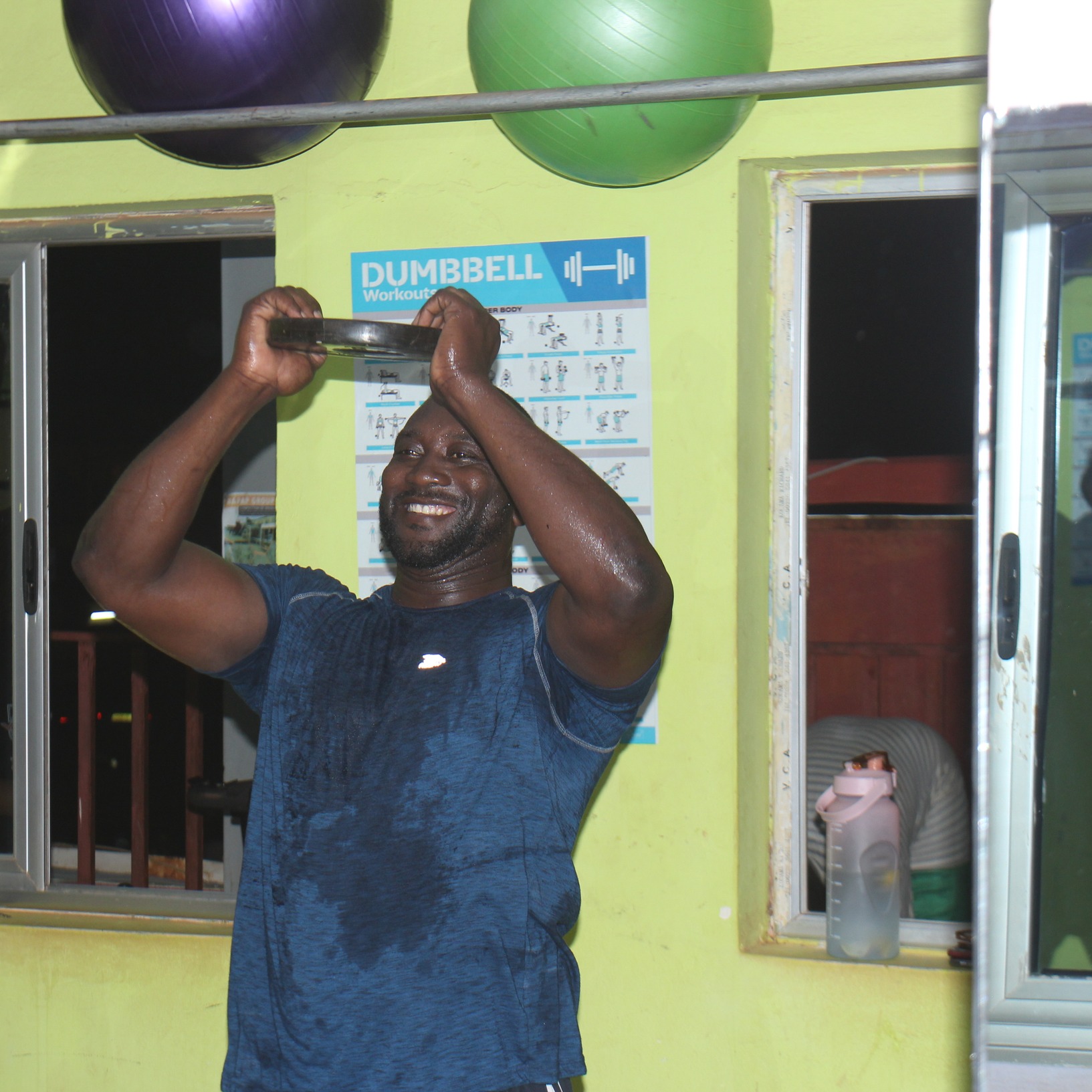 Séance d'entraînement au Centre Fitness chez Cissé, Cissin