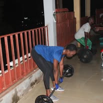 Séance d'entraînement au Centre Fitness chez Cissé, Cissin