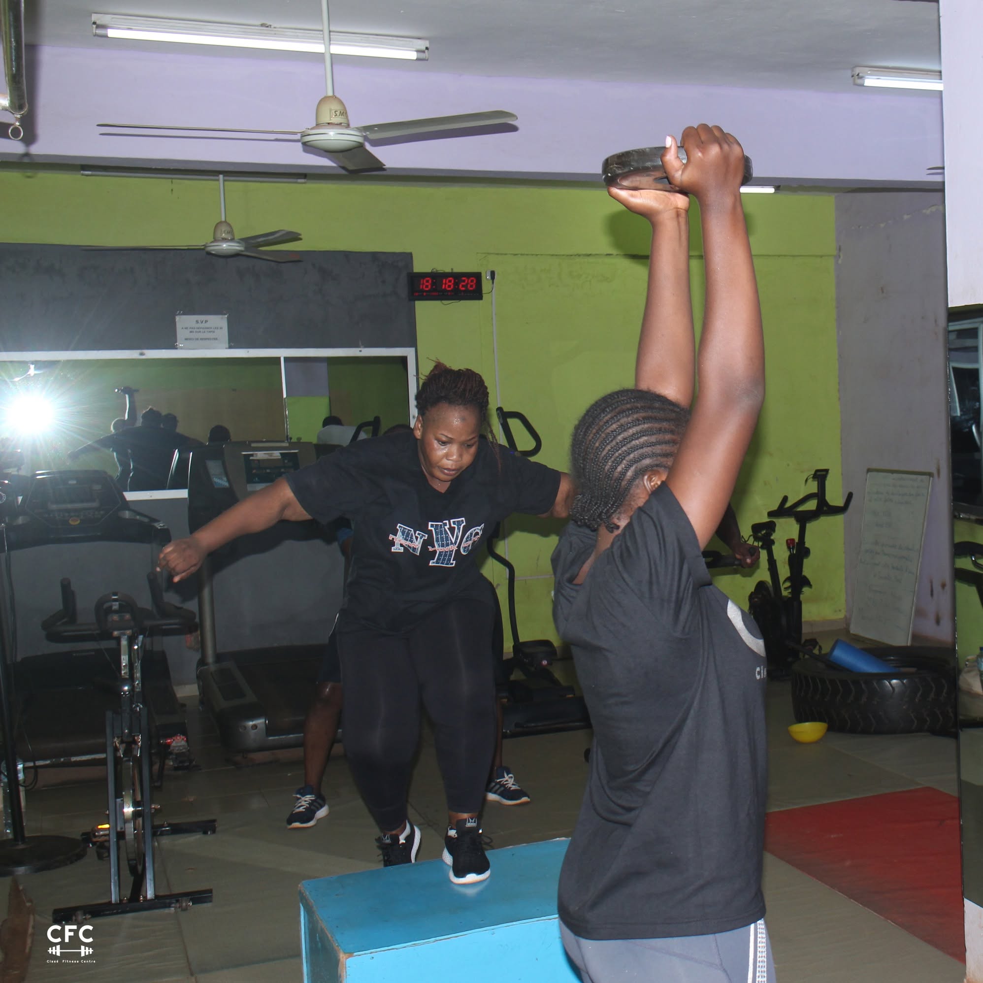 Séance d'entraînement au Centre Fitness chez Cissé, Cissin