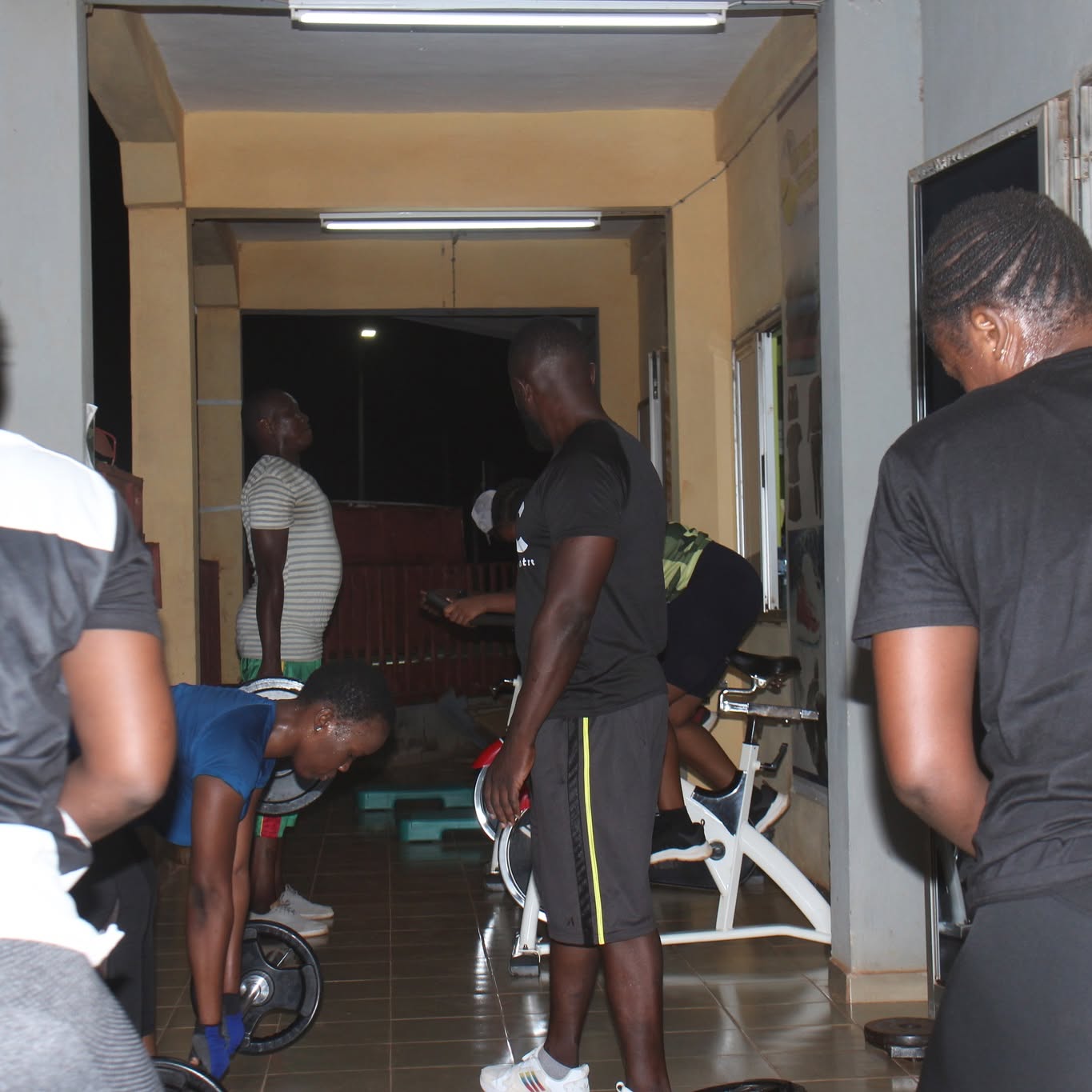Séance d'entraînement au Centre Fitness chez Cissé, Cissin