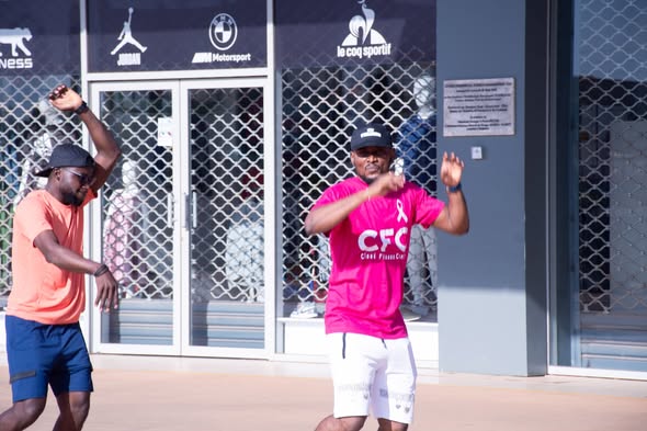 Échauffement collectif en maillots roses, campagne Octobre rose du CFC