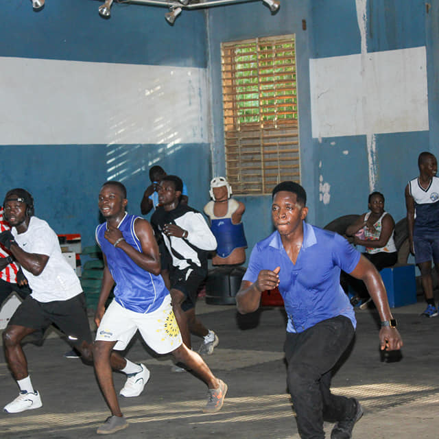 Séance d'entraînement au Centre Fitness chez Cissé, Cissin