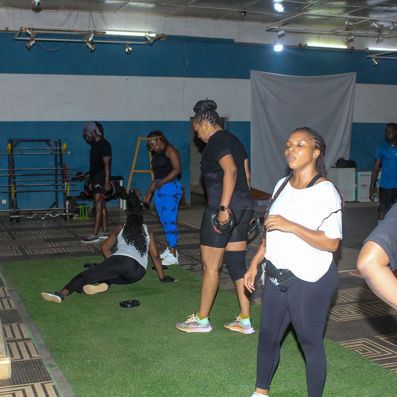Séance d'entraînement au Centre Fitness chez Cissé, Cissin