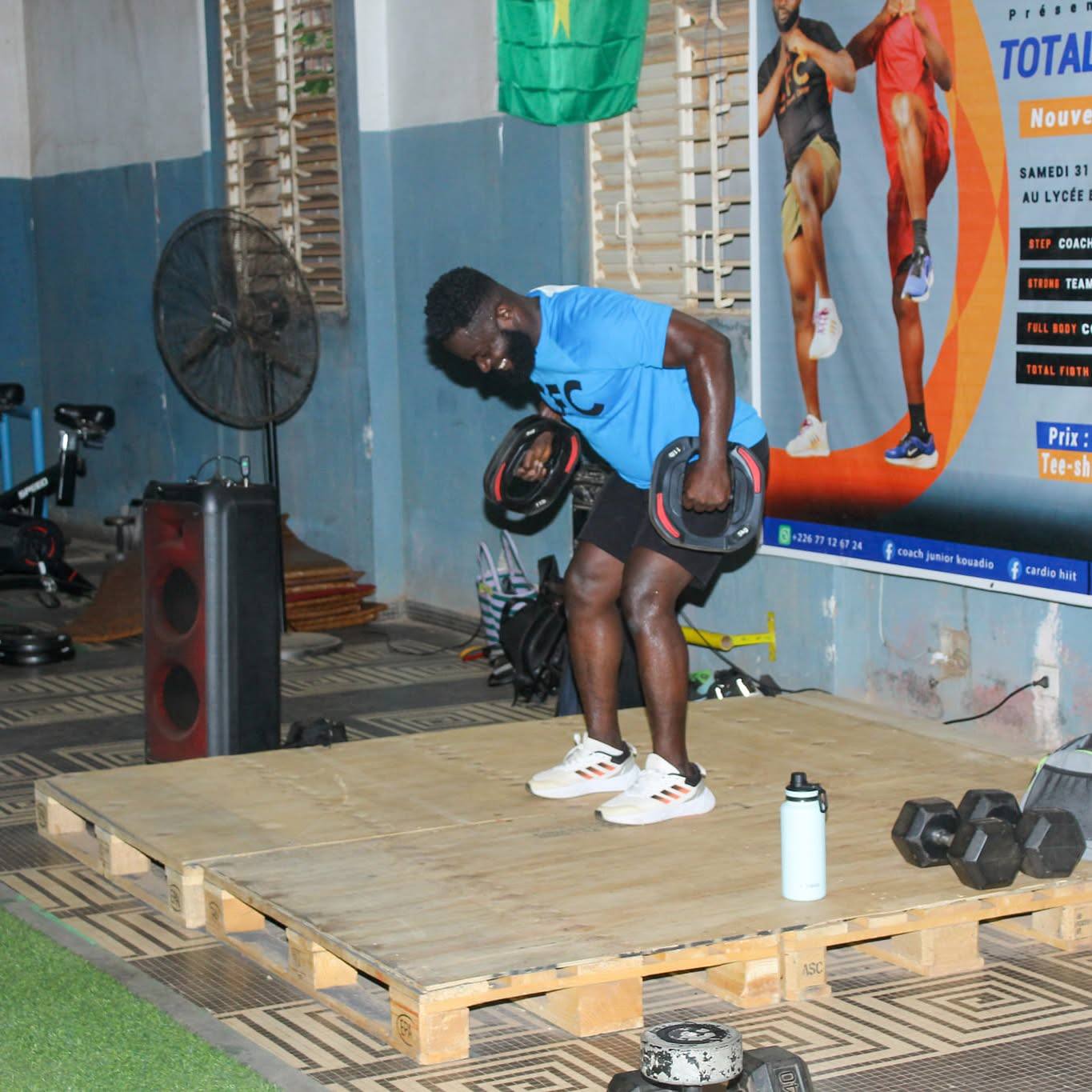 Séance d'entraînement au Centre Fitness chez Cissé, Cissin