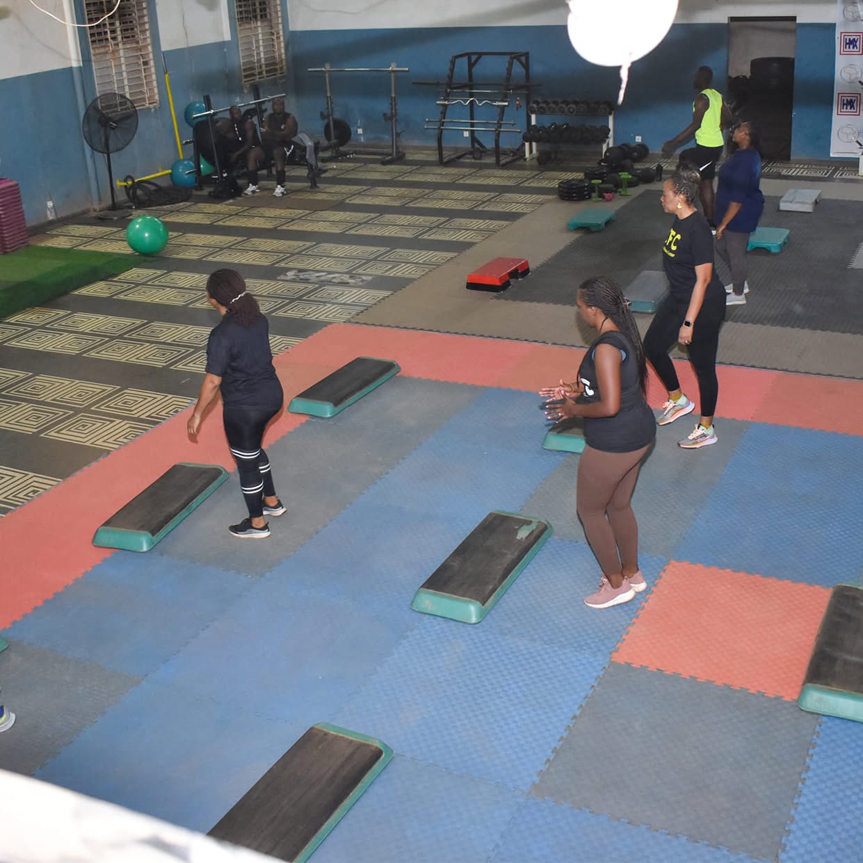Séance d'entraînement au Centre Fitness chez Cissé, Cissin