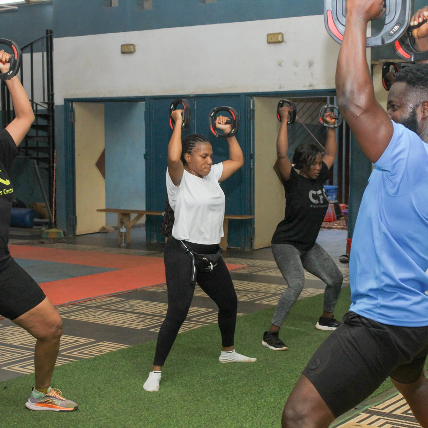 Séance d'entraînement au Centre Fitness chez Cissé, Cissin
