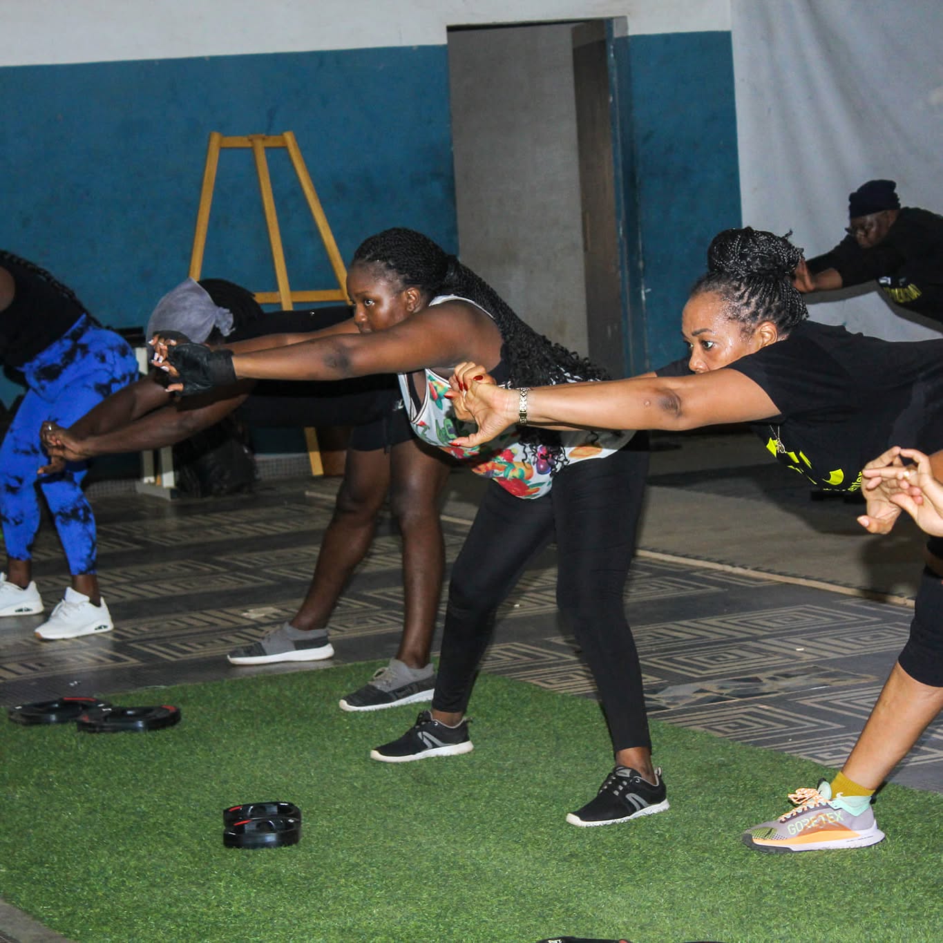 Séance d'entraînement au Centre Fitness chez Cissé, Cissin
